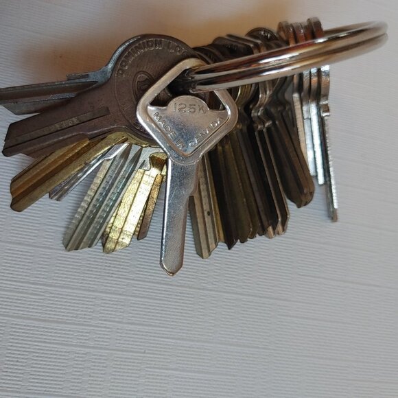 LOT of Vintage Keys 25 Dominion Lock Montreal - Picture 2 of 7